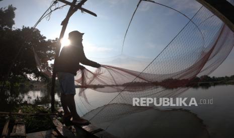 Warga menangkap ikan menggunakan jaring angkat tradisional di Danau Sipin, Buluran Kenali, Telanaipura, Jambi, Kamis (16/4/2020). Nelayan tradisional setempat berharap, pengembangan Danau Sipin menjadi kawasan ekowisata oleh Pemerintah Kota Jambi yang telah dimulai di sisi tengah danau sejak dua tahun terakhir agar tetap memerhatikan kearifan lokal warga sekitar yang secara turun temurun menggantungkan hidup dari usaha perikanan tradisional dan karamba jaring apung