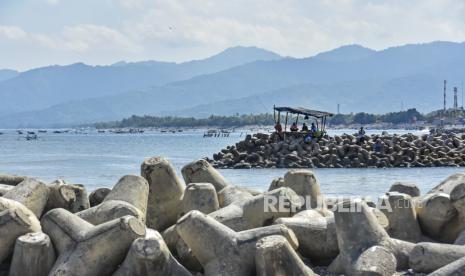 Pemecah ombak (breakwater)