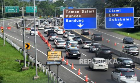 Kendaraan melintas di tol Jagorawi saat penerapan contraflow menuju jalur wisata Puncak, Kab Bogor, Jawa Barat, Kamis (11/4/2024). Arus balik diprediksi akan mencapai puncaknya pada Ahad.