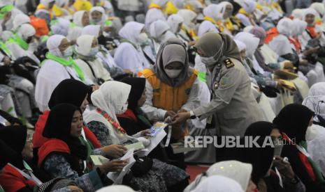 Sejumlah calon jamaah haji menunggu proses pemeriksaan dokumen di Asrama Haji Pondok Gede, Jakarta, Selasa (23/5/2023). Sebanyak 393 calon jamaah haji yang terdiri dari 165 jamaah laki-laki, 220 jamaah perempuan dan 8 petugas ibadah haji tiba di Asrama Haji Pondok Gede untuk transit beristirahat sebelum diberangkatkan menuji tanah suci melalui Bandara Soekarno Hatta. Operasional Penyelenggaraan Haji 2023 Dimulai Hari Ini