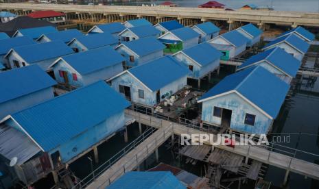 Foto udara puluhan rumah bantuan Kementerian PUPR di wilayah pesisir di Kecamatan Toronipa, Konawe, Sulawesi Tenggara, Senin (19/12/2022). Kementerian Pekerjaan Umum dan Perumahan Rakyat (PUPR) melalui Direktorat Jenderal (Ditjen) Perumahan mendorong kepemilikan hunian layak bagi masyarakat berpenghasilan rendah (MBR).