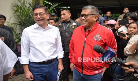 Ketua TPN Ganjar-Mahfud Arsjad Rasjid bersama Sekretaris TPN Ganjar-Mahfud Hasto Kristiyanto usai melakukan pertemuan di Gedung High End, Jakarta, Kamis (15/2/2024). Peretmuan bersama dengan  Ketua Umum Partai pengusung dan jajaran petinggi TPN Ganjar-Mahfud tersebut membahas evaluasi dan laporan temuan dugaan kecurangan pemilu dari nerbagai daerah.