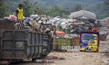 Warga memilah sampah di atas bak sampah (ilustrasi). Pangkalpinang, Kepri, menargetkan tetribusi sampah mencapai Rp 5 miliar tahun ini.