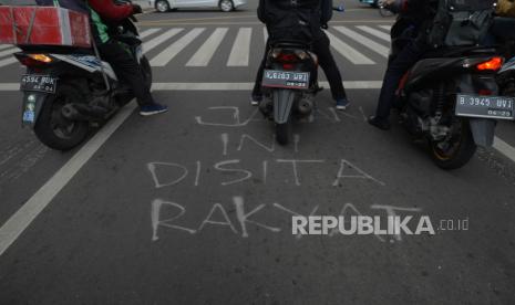 Aksi vandalisme memenuhi salah satu bagian jalan di kawasan Thamrin pasca aksi tolak pengesahan Omnibus Law Undang-Undang Cipta Kerja pada Kamis (8/10) malam. LBH Pers mencatat ada setidak empat kasus kekerasan oknum aparat ke jurnalis saat demo.