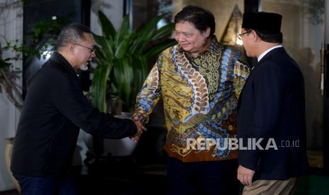 Ketua Umum Partai Golkar Airlangga Hartarto (tengah) bersama Ketua Umum PAN Zulkifli Hasan (kiri) dan Plt Ketua Umum PPP Mardiono (kanan). Ketum Golkar Airlangga Hartarto sebut tim teknis koalisi besar sedang bekerja.