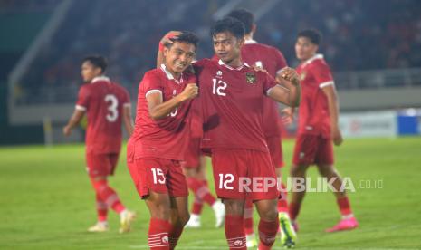 Selebrasi pemain Timnas Indonesia, Pratama Arhan dan Rayhan Hannan usai membobol gawang Turkmenistan pada pertandingan babak Kualifikasi Grup K AFC U23 Asian Cup 2024 di Stadion Manahan, Surakarta, Jawa Tengah, Selasa (12/9/2023). Indonesia memastikan lolos ke putaran Final Piala Asia U23 2024 usai mengalahkan Turkmenistan 2-0. Gol Timnas Indonesia dicetak oleh Ivar Jenner dan Pratama Arhan.