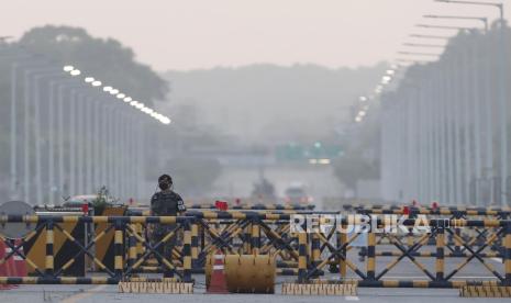 Seorang prajurit tentara Korea Selatan berpatroli di Jembatan Unifikasi, yang mengarah ke desa perbatasan Panmunjom di Zona Demiliterisasi di Paju, Korea Selatan. Selasa, 16 Juni 2020