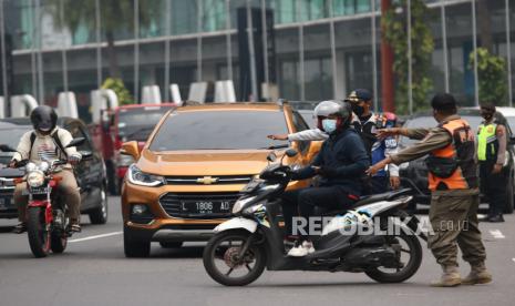 Petugas mengalihkan pengendara motor yang akan masuk ke Surabaya saat penyekatan PPKM Darurat, di Bundaran Waru, Surabaya, Jawa Timur, Sabtu (3/7/2021). Dalam penyekatan itu sejumlah pengendara kendaraan diminta untuk kembali atau tidak masuk ke Surabaya karena tidak memiliki surat vaksinasi COVID-19 atau surat hasil tes COVID-19. 