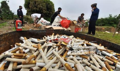 Sejumlah petugas menyiapkan kotak rokok ilegal untuk dimusnahkan