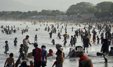 Ratusan wisatawan mengunjungi kawasan wisata Pantai Santolo, Pameungpeuk, Kabupaten Garut, Jawa Barat (ilustrasi). Objek wisata pantai di Kabupaten Garut, Jawa Barat, ditutup untuk wisatawan pada Sabtu (15/5-2021). ANTARA FOTO/Candra Yanuarsyah/agr/foc.