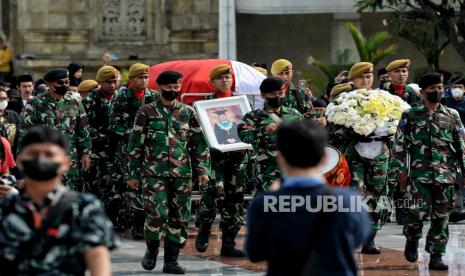 Pasukan TNI membawa peti jenazah Ketua Dewan Pers Azyumardi Azra saat akan di makamkan di Taman Makam Pahlawan (TMP) Kalibata, Jakarta, Selasa (20/9/2022). Mantan Rektor Universitas Islam Negeri (UIN) Syarif Hidayatullah Jakarta tersebut meninggal dunia pada hari Ahad (18/9/2022) setelah menjalani perawatan di rumah sakit Serdang, Selangor Malaysia. Azyumardi Azra meninggal di usia 67 tahun. Republika/Thoudy Badai