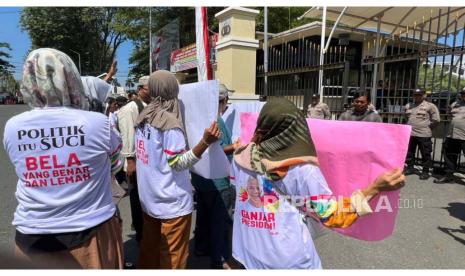 Relawan Ganjar Pranowo demo di depan Markas Polda Sumbar menuntut agar Rocky Gerung ditangkap, Jumat (4/8/2023) 