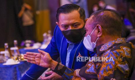 Ketua Umum Partai Demokrat Agus Harimurti Yudhoyono (kiri).