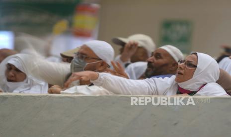 Jamaah haji melemparkan batu dalam ritual rajam simbolis setan (jumrah), selama ziarah haji, di Mina dekat kota Mekah, Arab Saudi, Ahad, 10 Juli 2022. Jamaah Haji Lanjutkan Melontar Jumrah di Hari Tasyrik