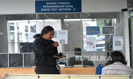 Calon peumpang kereta api jarak jauh menunggu hasil rapid tes Antigen di Stasiun Yogyakarta, Kamis (19/5/2022). Pelanggan kereta api jarak jauh yang telah vaksinasi Covid-19 dosis kedua atau boster tidak diwajibkan menunjukan hasil negatif tes RT PCR atau rapid tes Antigen pada saat boarding. Kebijakan ini berlaku mulai keberangkatan 18 Mei 2022 kemarin. Namun, bagi penumpang yang baru vaksin pertama atau belum vaksin dengan alasan medis wajib menunjukkan hasil negatif Rapid Tes Antigen 1x24 jam atau tes RT-PCR 3x24 jam.