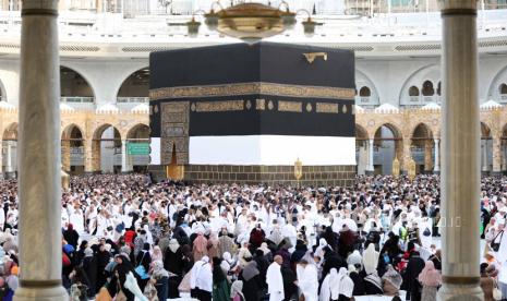 Ilustrasi Muslim melaksanakan tawaf di Masjidil Haram Makkah. 