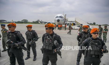 Pasukan Komando Pasukan Gerak Cepat (Kopasgat) TNI Angkatan Udara berbaris usai menyelesaikan misi evakuasi Warga Negara Indonesia (WNI) dari Sudan saat tiba di Lanud Halim Perdanakusuma, Jakarta, Senin (1/5/2023). Pemerintah Indonesia berhasil mengevakuasi 75 WNI dari Sudan yang sedang dilanda krisis keamanan akibat konflik bersenjata dan total WNI yang berhasil dievakuasi sebanyak 823 orang yang terdiri dari 555 laki-laki dan 268 perempuan. 