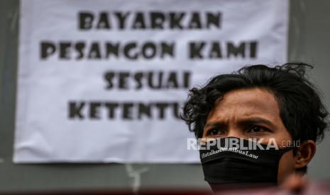 Seorang buruh menggelar aksi unjuk rasa di depan pabriknya di Benda, Kota Tangerang, Banten, Jumat (1/5/2020). Dalam aksi untuk memperingati Hari Buruh Internasional itu, massa menolak RUU Omnibus Law serta meminta pemerintah dan pengusaha untuk menjamin kelangsungan hidup buruh