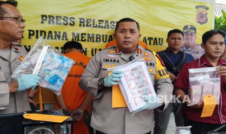 Kapolres Pangandaran AKBP Imara Utama menunjukkan barang bukti uang palsu saat konferensi pers, Senin (27/11/2023)