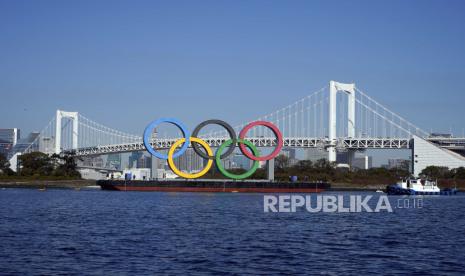  Monumen cincin Olimpiade dipasang kembali di tepi laut Taman Laut Odaiba di Tokyo, Jepang, 01 Desember 2020. Monumen cincin Olimpiade telah dipasang kembali ke lokasi aslinya setelah pekerjaan pemeliharaan. Olimpiade Tokyo 2020 telah dijadwalkan ulang menjadi 23 Juli 2021, karena pandemi virus corona. 