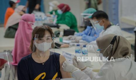 Vaksinator menyuntikan vaksin Covid-19 kepada pedagang pasar Tanah Abang di Pasar Tanah Abang Blok A, Jakarta, Rabu (17/1). Pemerintah pusat melalui Kementerian Kesehatan menggelar vaksinasi tahap kedua untuk pedagang pasar Tanah Abang dengan target 1.500 orang pedagang pada hari ini. Republika/Thoudy Badai