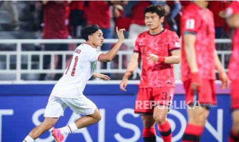 Pesepak bola Timnas U-23 Indonesia Rafael Struick melakukan selebrasi seusai mencetak gol ke gawang Timnas U-23 Korea Selatan pada babak perempat final Piala Asia U-23 2024 di Stadion Abdullah bin Khalifa, Doha, Jumat (26/4/2024) dini hari. Indonesia melaju ke semifinal Piala Asia U23 setelah mengalahkan Korea Selatan lewat babak adu penalti.