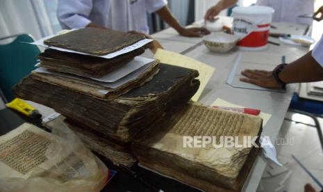 Tim Pelestarian Pusat Preservasi Naskah Kuno dan Alih Media Perpustakaan Nasional RI melakukan perawatan manuskrip kuno di Lembaga Rumah Manuskrip Aceh, Banda Aceh, Aceh, Selasa (23/3/2021). Perawatan ratusan manuskrip kuno Aceh peninggalan abad XVI hingga abad XVIII yang dilakukan dengan cara restorasi, penjilidan, pergantian media, pembersihan dari jamur sampai digitalisasi tersebut sebagai upaya pelestarian dan penyelamatan naskah sebagai harta warisan budaya nasional tak ternilai.