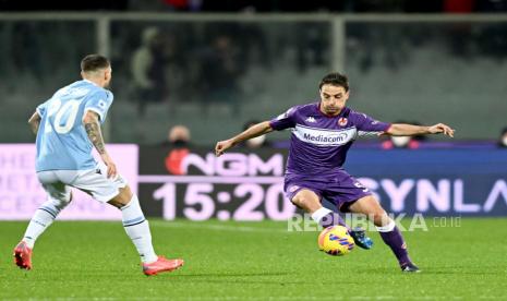 Gelandang Fiorentina Giacomo Bonaventura (kanan) 