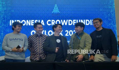 (Dari kiri) CEO Shafiq Kevin, Bendahara Umum Asosiasi Layanan Urun Dana Indonesia (ALUDI) Romario Sumargo, Wakil Ketua ALUDI Heinrich Vincent, Policy Director ALUDI Calvim Jonathan dan CFO Bizhare Gatot Adhiwibowo berbincang usai memberikan keterangan di Jakarta, Senin (19/12/2022). Asosiasi Layanan Urun Dana Indonesia (ALUDI) menggelar Indonesia Crowdfunding Outlook 2022 yang berisi paparan mengenai perkembangan, strategi, evaluasi di 2022 dan perencanaan industri Securities Crowdfunding (SCF) di 2023. Republika/Prayogi