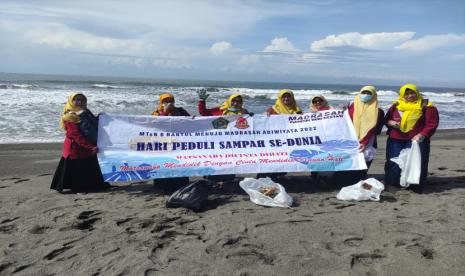 Bersih-bersih Pantai Baru, MTs Negeri 6 Bantul Gerakkan Guru Punguti Sampah