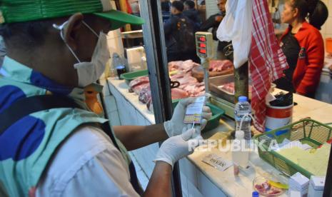 Pemeriksaan kualitas daging sapi oleh petugas laboratorium keliling keamanan makanan segar Dinas Ketahanan Pangan dan Pertanian saat monitoring harga bahan pokok oleh Wali Kota Bandung Yana Mulyana di Pasar Baru, Rabu (15/3/2023). Jelang Ramadhan 1444 H harga komoditas bahan pokok umumnya relatif stabil, namun harga telur mengalami kenaikan sebesar Rp 2.000. Saat ini harga telur ayam Rp 29.000 dari Rp 27.000 per kilogram. Kenaikan harga telur ayam dipicu permintaan masyarakat yang tinggi jelang Ramadhan. Diperkirakan penggunaan telur ayam untuk bahan membuat kue-kue sehingga menyetok telur ayam.