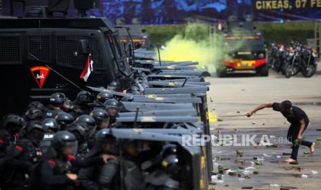 Personel Korps Brimob Polri mengamankan situasi saat simulasi pengamanan pemilu di di Pusat Latihan Brimob, Cikeas, Kabupaten Bogor, Jawa Barat, Rabu (7/2/2024). Simulasi tersebut untuk meningkatkan kemampuan personel pengamanan serta mengantisipasi potensi gangguan keamanan jelang penyelenggaraan Pemilu 2024. 