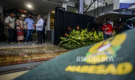 Kepala Staf Angkatan Darat (KSAD) Jenderal TNI Andika Perkasa (kiri) didampingi keluarga berbincang dengan Wakil Ketua DPR Lodewijk F. Paulus sebelum melaksanakan verifikasi faktual di Jakarta, Ahad (7/11). Verifikasi faktual oleh DPR tersebut merupakan bagian dari rangkaian ujian yang harus dilalui Jenderal Andika Perkasa sebagai calon Panglima TNI. 