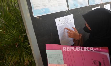 Calon siswa melihat pengumuman penerimaan PPDB (Foto: ilustrasi)