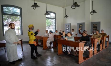 Pengunjung mengamati diorama ruang belajar STOVIA di Museum Kebangkitan Nasional, Jakarta, Kamis (20/5/2021), saat peringatan Hari Kebangkitan Nasional ke-113.