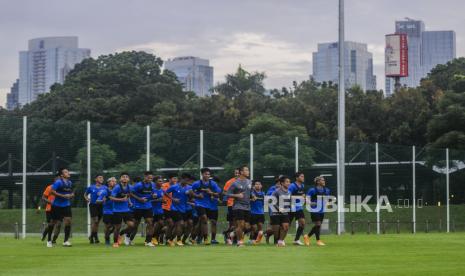 Sejumlah pesepakbola Timnas Indonesia U-23 melaksanakan sesi latihan di Lapangan D Stadion Gelora Bung Karno, Jakarta, Rabu (10/2). Latihan tersebut dalam rangka persiapan jelang mengikuti perhelatan Sea Games ke-31 yang diselenggarakan di Hanoi, Vietnam. Republika/Putra M. Akbar