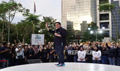 Erick Thohir Diyakini Mampu Bangkitkan Sepak Bola Indonesia. Foto:   Menteri Badan Usaha Milik Negara (BUMN) Erick Thohir (tengah) bersama pegawai Kementerian BUMN dalam peringatan hari ulang tahun (HUT) ke-25 Kementerian BUMN di taman Kementerian BUMN, Jakarta, Kamis (13/4/2023).