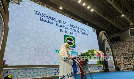 Ketua Umum BKMT, Syifa Fauzia memberikan sambutan di acara Milad ke-42 tahun di Istora Senayan, Jakarta, hari ini Selasa (21/2/2023). Milad 42 Tahun, BKMT Bertekad Terus Jadi Garda Terdepan Pemberdayaan Umat