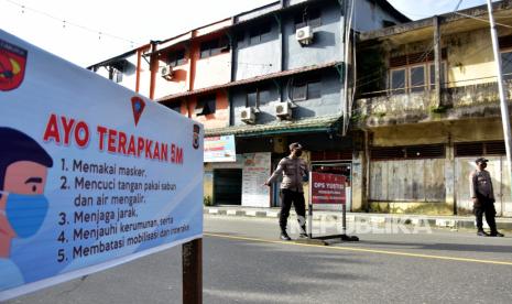 Polri Ingatkan Ketaatan Prokes Saat Berkendara. Foto:   Petugas polisi menggelar operasi yustisi pendisiplinan protokol kesehatan di Kota Ambon, Provinsi Maluku, Jumat (23/7/2021). Pemerintah Kota Ambon memperpanjang Pemberlakuan Pembatasan Kegiatan Masyarakat (PPKM) hingga 25 Juli 2021, namun skala pengetatan menurun ke level 3 karena Ambon sudah tidak berstatus zona merah penularan COVID-19. 