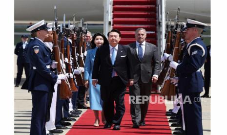  Presiden Korea Selatan Yoon Suk Yeol (Tengah) dan istrinya, Kim Keon Hee tiba di Joint Base Andrews untuk kunjungan kenegaraan selama enam hari, di Prince George