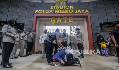 Seorang pelajar mencium kaki orang tuanya usai bebas dari penahanan karena terlibat aksi penolakan Undang-Undang Cipta Kerja di Polda Metro Jaya, Jakarta, Rabu (14/10). Polda Metro Jaya mengamankan 561 demonstran yang didominasi oleh remaja berstatus pelajar yang diduga terlibat kerusuhan saat aksi penolakan Undang-Undang Cipta kerja. Republika/Putra M. Akbar