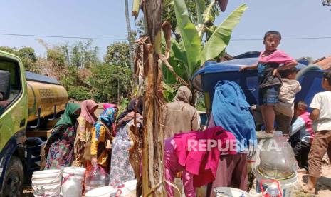 Badan Penanggulangan Bencana Daerah (BPBD) Kabupaten Garut menyalurkan bantuan air bersih untuk warga di daerah terdampak kekeringan. 