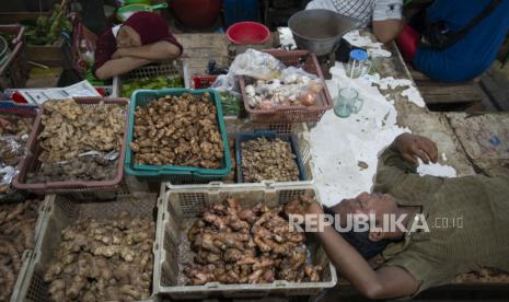 Pedagang tertidur di dekat bumbu-bumbu dapur yang dijual di Pasar Minggu, Jakarta, Kamis (10/6/2021). Kementerian Keuangan menyatakan kebijakan tarif Pajak Pertambahan Nilai (PPN), termasuk soal penerapannya pada bahan kebutuhan pokok atau sembako masih menunggu pembahasan lebih lanjut setelah pemerintah berencana menjadikan bahan pokok sebagai objek pajak. 