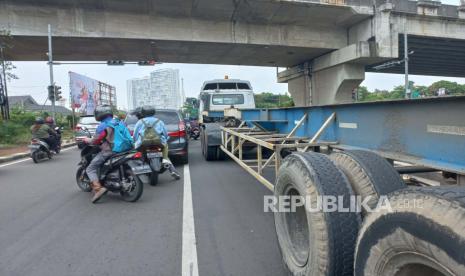 Truk sumbu tiga (ilustrasi). Polda Jabar melarang truk sumbu tiga beroperasi selama arus mudik lebaran.