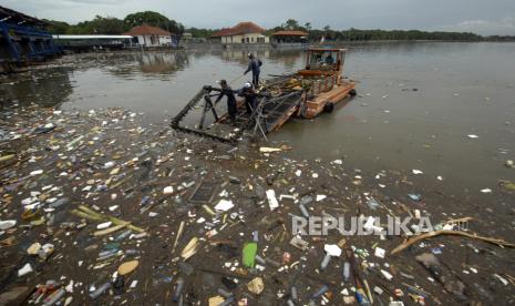 Pekerja mengambil sampah menggunakan mesin di kawasan Waduk Muara, Nusa Dua, Kabupaten Badung, Provinsi Bali, Rabu (19/10/2022).