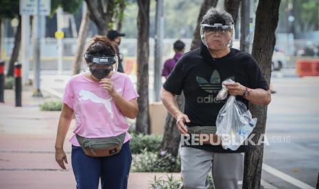 Warga berolah raga di kawasan mal Grand Indonesia, Jakarta. Car free day di Jakarta akan dibuka secara bertahap mulai Ahad (21/6).