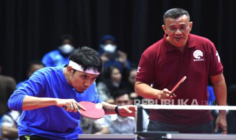 Dedi Mahendra Desta (kiri) dan legenda tenis meja Indonesia Anton Suseno. Desta menyatakan kekecewaannya Piala Dunia U-20 2023 gagal digelar di Indonesia. 