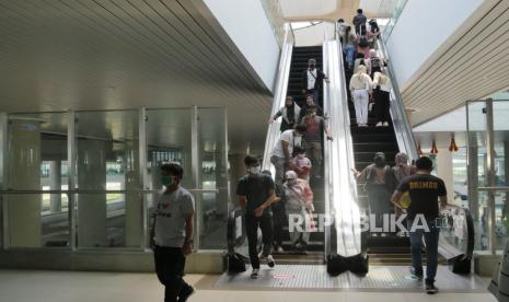 Pemerintah Tetapkan Hari Libur Nasional 2022 16 Hari Penumpang pesawat di terminal kedatangan Bandara Internasional Yogyakarta (YIA), Kulonprogo.