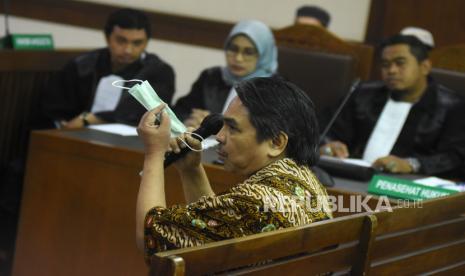 Pegiat media sosial yang juga dosen Universitas Indonesia (UI) Ade Armando (tengah) memberikan keterangan sebagai saksi korban pada sidang kasus pengeroyokan terhadap dirinya di Pengadilan Negeri Jakarta Pusat, Rabu (27/7/2022). Ade Armando bersama empat orang saksi lainnya dihadirkan jaksa penuntut umum (JPU) dalam persidangan kasus pengeroyokan yang dia alami di depan Gedung DPR pada 11 April 2022 lalu. 