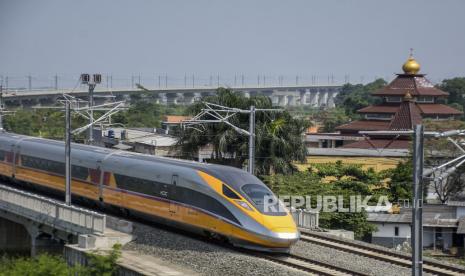 Rangkaian kereta inspeksi (CIT) Kereta Cepat Jakarta Bandung saat menjalani uji coba di Tegalluar, Bandung, Jawa Barat, Selasa (23/2/2023). 